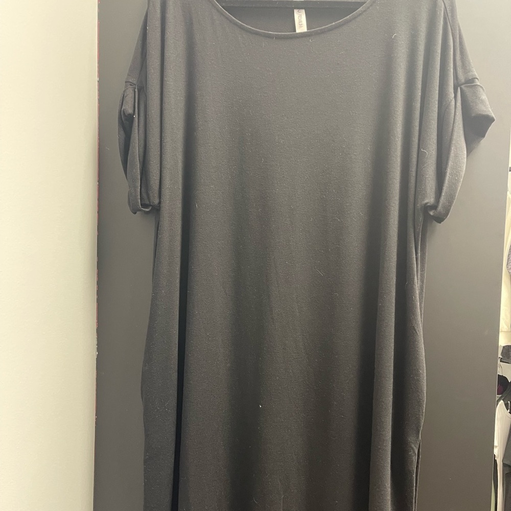 Plus size LBD with cuff sleeves and pockets!